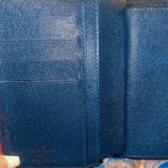 💎 Louis Vuitton epi Blue kiss lock authentic compact wallet. Callouts as shown! - Picture 7 of 9